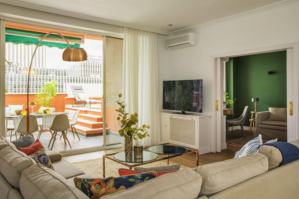 6-Po-Castellana-salon-acceso-a-terraza-1024×682