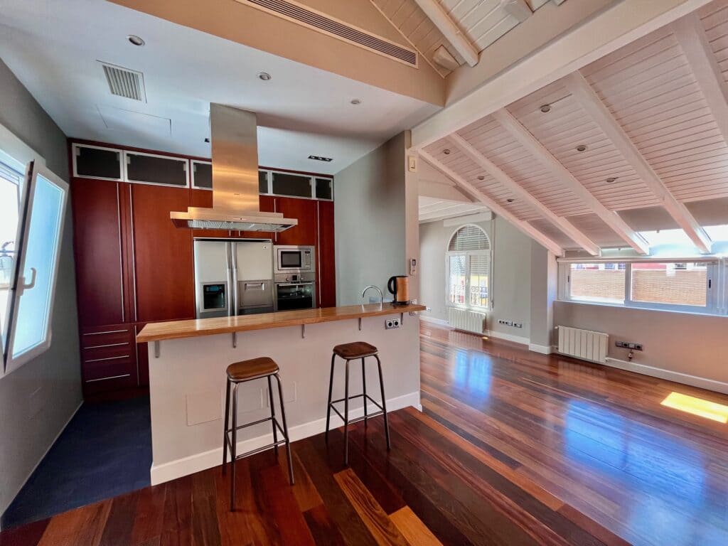 7-Cristobal-Bordiu-41-salon-y-cocina-1024×768