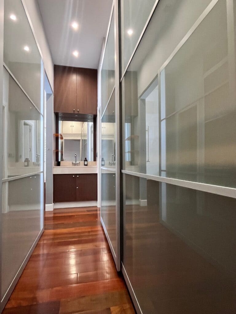 9-Cristobal-Bordiu-41-Vestidor-768×1024